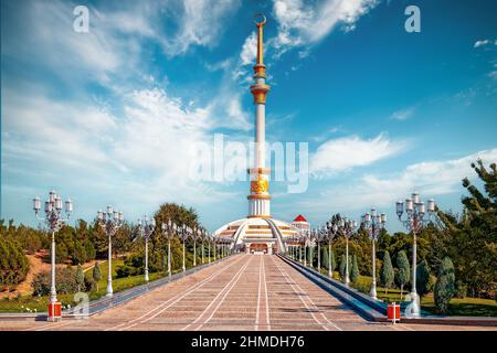 Unabhängigkeitsbogen bei Sonnenuntergang. Aschkhabad. Turkmenistan. Zentralasien Stockfoto