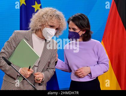 09. Februar 2022, Berlin: Jennifer Morgan (l.), Geschäftsführerin von Greenpeace International, und Außenministerin Annalena Baerbock (Grüne), im Bild während einer Pressekonferenz. Morgan soll zum Sonderbeauftragten der Bundesregierung für den Klimaschutz werden, wie Außenminister Bärbock (Grüne) am Mittwoch in Berlin bekannt gab. Zuvor hatte das Kabinett eine solche Resolution verabschiedet. Sie soll ab März 1 als Sonderbeauftragte für die internationale Klimapolitik und designierte Staatssekretärin im Auswärtigen Amt arbeiten, sagte Baerbock. Foto: John MacDougall/AFP P Stockfoto