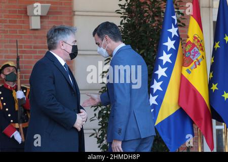 Madrid, Spanien. 09th. Februar 2022. Pedro Sánchez empfängt den Präsidenten von Bosnien und Herzegowina Željko Komic Madrid Spanien; 02.09.2022.- der Präsident der spanischen Regierung Pedro Sánchez empfängt den Präsidenten der Regierung und den Präsidenten der kollegiaten Präsidentschaft von Bosnien und Herzegowina, Željko Komic, im Moncloa-Komplex. Quelle: Juan Carlos Rojas/Picture Alliance/dpa/Alamy Live News Stockfoto