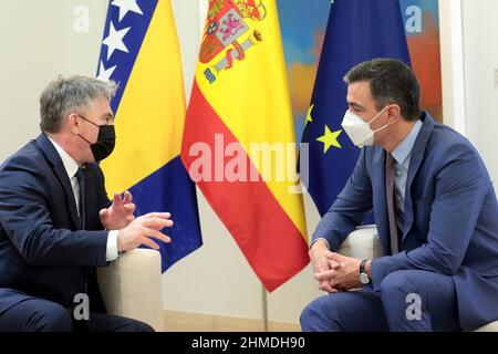 Madrid, Spanien. 09th. Februar 2022. Pedro Sánchez empfängt den Präsidenten von Bosnien und Herzegowina Željko Komic Madrid Spanien; 02.09.2022.- der Präsident der spanischen Regierung Pedro Sánchez empfängt den Präsidenten der Regierung und den Präsidenten der kollegiaten Präsidentschaft von Bosnien und Herzegowina, Željko Komic, im Moncloa-Komplex. Quelle: Juan Carlos Rojas/Picture Alliance/dpa/Alamy Live News Stockfoto