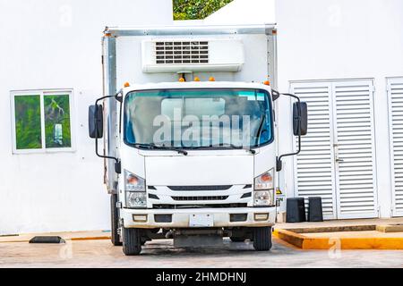 Weißer mexikanischer LKW mit Kühlanhänger an der Gulf Tankstelle in Puerto Aventuras in Quintana Roo Mexiko. Stockfoto