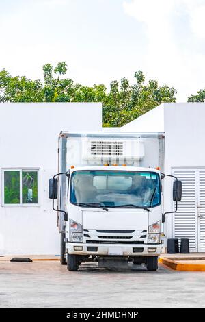 Weißer mexikanischer LKW mit Kühlanhänger an der Gulf Tankstelle in Puerto Aventuras in Quintana Roo Mexiko. Stockfoto