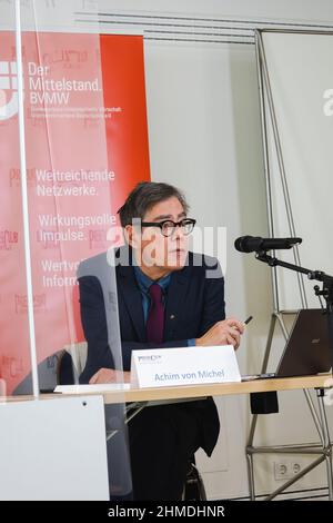 München, Deutschland. 09th. Februar 2022. Achim von Michel, BVMW-Staatsbeauftragter für Politik, stellt ein Thema vor, das das Panel diskutieren kann. Der Bundesverband der KMU e. V. in Bayern (BVMW) veranstaltete am 9. Februar 2022 im Münchner Presseclub eine Pressekonferenz mit vier Stadtführern, um sich mit den Sorgen über die wirtschaftlichen Bedingungen der Münchner Innenstadt zu befassen, insbesondere angesichts der Verschlechterung der Bedingungen während der COVID-19-Pandemie. (Foto: Alexander Pohl/Sipa USA) Quelle: SIPA USA/Alamy Live News Stockfoto