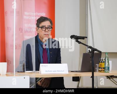 München, Deutschland. 09th. Februar 2022. Achim von Michel, BVMW-Staatsbeauftragter für Politik, stellt ein Thema vor, das das Panel diskutieren kann. Der Bundesverband der KMU e. V. in Bayern (BVMW) veranstaltete am 9. Februar 2022 im Münchner Presseclub eine Pressekonferenz mit vier Stadtführern, um sich mit den Sorgen über die wirtschaftlichen Bedingungen der Münchner Innenstadt zu befassen, insbesondere angesichts der Verschlechterung der Bedingungen während der COVID-19-Pandemie. (Foto: Alexander Pohl/Sipa USA) Quelle: SIPA USA/Alamy Live News Stockfoto