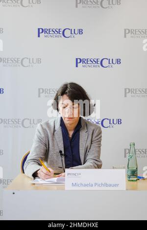 München, Deutschland. 09th. Februar 2022. Der Bundesverband der KMU e. V. in Bayern (BVMW) veranstaltete am 9. Februar 2022 im Münchner Presseclub eine Pressekonferenz mit vier Stadtführern, um sich mit den Sorgen über die wirtschaftlichen Bedingungen der Münchner Innenstadt zu befassen, insbesondere angesichts der Verschlechterung der Bedingungen während der COVID-19-Pandemie. Michaela Pichlbauer, Leiterin der RID Foundation, war eine der Sprecherinnen. (Foto: Alexander Pohl/Sipa USA) Quelle: SIPA USA/Alamy Live News Stockfoto