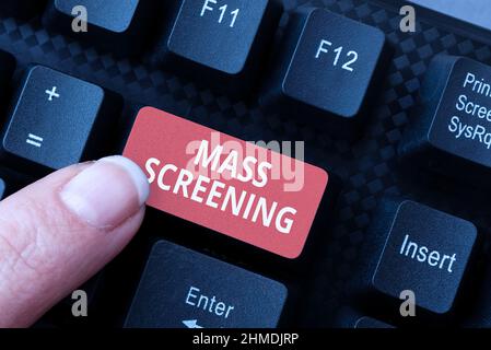 Textschild mit Massenscreening. Business Showcase Gesundheitsbewertung durchgeführt bei einer großen Menge von Bevölkerung Download Online-Dateien und Daten Stockfoto