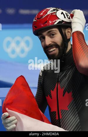 Peking, China. 09th. Februar 2022. Steven Dubois aus Kanada lächelt, nachdem er am 2022 Mittwoch, den 9. Februar 2022, bei den Olympischen Winterspielen in Peking die Silbermedaille beim Shorttrack-Finale der Herren 1500m im Capital Indoor Stadium gewonnen hatte. Foto von Paul Hanna/UPI Credit: UPI/Alamy Live News Stockfoto