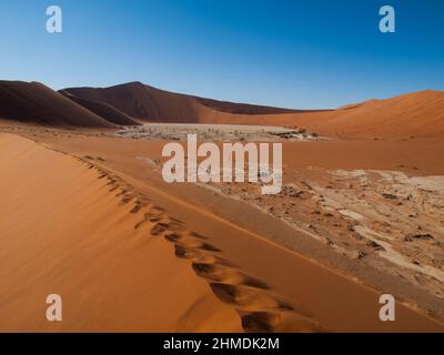 Fußabdrücke im Sand der roten Dünen der Namib-Wüste Stockfoto