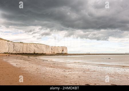 Kingsgate Bay Sea Arch.der Strand ist wahrscheinlich am besten für seine Meereshöhlen bekannt, die angeblich zu den besten des Landes gehören. Stockfoto