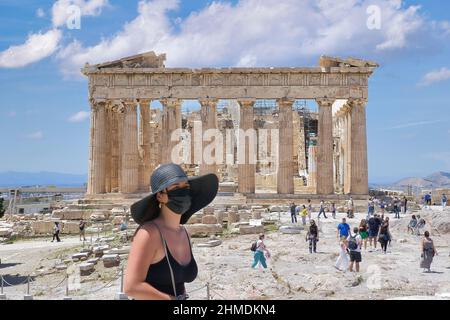 Parthenon, Akropolis von Athen.schönes Mädchen, das einen Hut im Tempel der Akropolis von Athen trägt Stockfoto