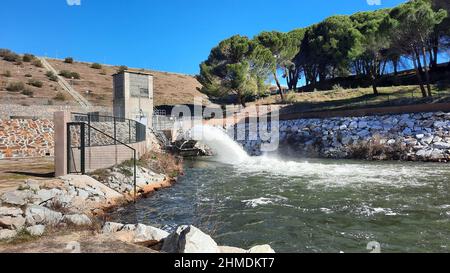 Der Stausee El Pardo in der Gemeinde Madrid, der Wasser in den Fluss Manzanares abgibt. Pinien im Hintergrund, in Spanien. Europa. Horizontal Stockfoto