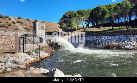 Der Stausee El Pardo in der Gemeinde Madrid, der Wasser in den Fluss Manzanares abgibt. Pinien im Hintergrund, in Spanien. Europa. Horizontal Stockfoto