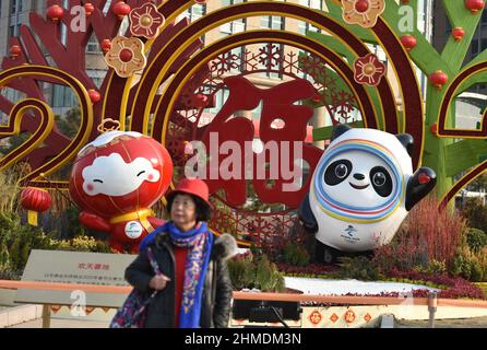 Peking, China. 09th. Februar 2022. Ein Tourist posiert für ein Foto mit dem Maskottchen der Olympischen Winterspiele bing Dwen Dwen und der Shuey Rhon Rhon der Winter-Paralympics im Hintergrund.die Olympischen Winterspiele 24th wurden in Peking, China, eröffnet. Peking ist die einzige Stadt der Welt, in der sowohl die Olympischen Sommerspiele als auch die Olympischen Winterspiele ausgetragen wurden. (Foto von Sheldon Cooper/SOPA Images/Sipa USA) Quelle: SIPA USA/Alamy Live News Stockfoto