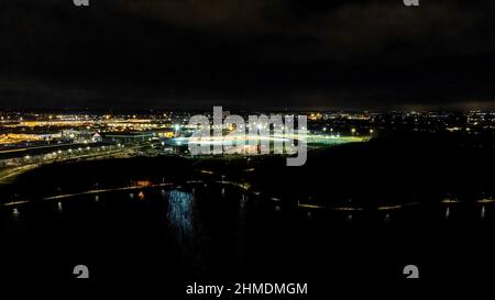 Eine Luftaufnahme bei Nacht des Doncaster Rovers Stadions und des Lakeside Sports Complex in Doncaster, South Yorkshire, Großbritannien Stockfoto