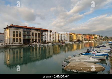 Das Wasser von Peschiera del Garda ist Stadt und Gemeinde in der Provinz Verona, Region Venetien, Italien Stockfoto