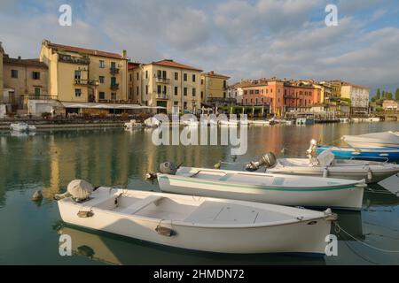 Das Wasser von Peschiera del Garda ist Stadt und Gemeinde in der Provinz Verona, Region Venetien, Italien Stockfoto