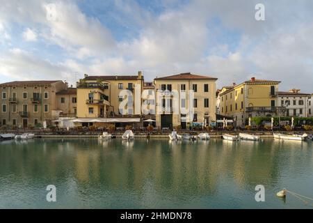 Das Wasser von Peschiera del Garda ist Stadt und Gemeinde in der Provinz Verona, Region Venetien, Italien Stockfoto