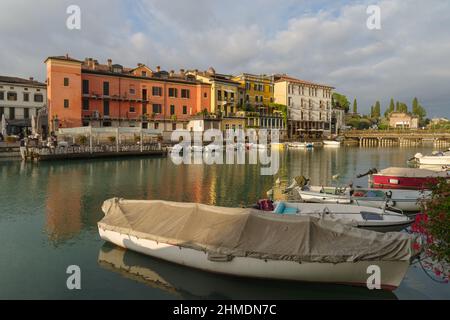 Das Wasser von Peschiera del Garda ist Stadt und Gemeinde in der Provinz Verona, Region Venetien, Italien Stockfoto