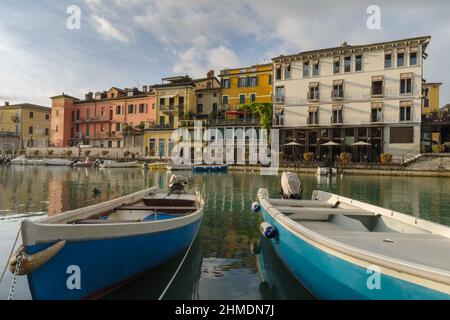 Das Wasser von Peschiera del Garda ist Stadt und Gemeinde in der Provinz Verona, Region Venetien, Italien Stockfoto