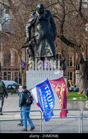 London, Großbritannien. 9th. Februar 2022. Eine kleine Partei, die für den brexit und pro-trump-Anhänger ist, wird von der Statue von Winston Churchill, den Demonstranten in Westminster am Tag der PMQ, heruntergeschaut. Boris Johnsons kehrt zu den Fragen des Premierministers (PMQ) zurück, während seine schwierigen Zeiten andauern. Kredit: Guy Bell/Alamy Live Nachrichten Stockfoto