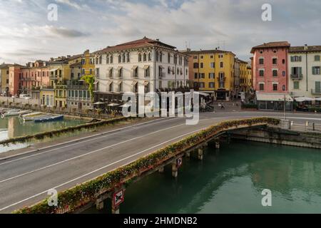 Das Wasser von Peschiera del Garda ist Stadt und Gemeinde in der Provinz Verona, Region Venetien, Italien Stockfoto