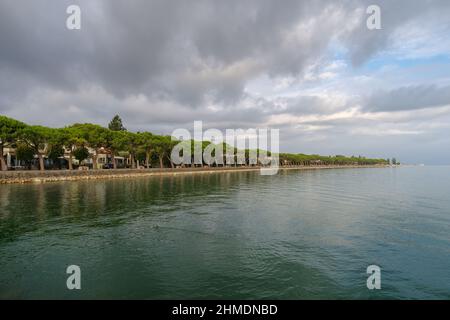 Das Wasser von Peschiera del Garda ist Stadt und Gemeinde in der Provinz Verona, Region Venetien, Italien Stockfoto