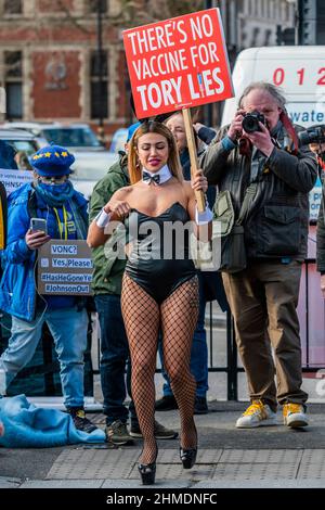 London, Großbritannien. 9th. Februar 2022. Eine Frau, die als Playboy-Hase gekleidet ist, schließt sich kurz dem Protest an - Protest der SODEM (Pro EU), angeführt von Steve Bray, beschuldigt nun den Premierminister und seine Partei, am Tag der PMQ-Proteste "korrupt" und "Lügner" zu sein. Boris Johnsons kehrt zu den Fragen des Premierministers (PMQ) zurück, während seine schwierigen Zeiten andauern. Kredit: Guy Bell/Alamy Live Nachrichten Stockfoto