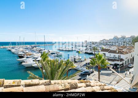 Ein Blick von einem Hotel mit Blick auf den prestigeträchtigen Hafen von Puerto Banus Stockfoto