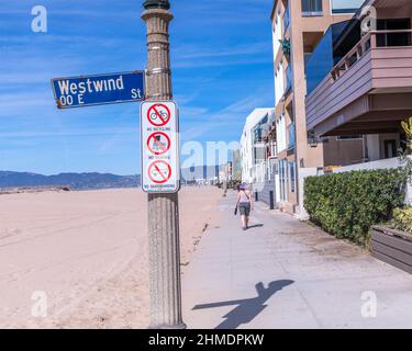 Marina Del Rey, CA - 8. Februar 2022: Kein Radfahren, kein Skaten und keine Skateboarding-Schilder sind auf einem Lampenposten in Marina Del Rey, CA, angebracht. Stockfoto