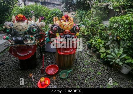 Bogor, Indonesien. 08th. Februar 2022. Die Kie Lins gesehen während eines Rituals in Bogor, West Java, Indonesien am 8. Februar 2022, gibt es in chinesischen Legenden bekannte Tiere, die Reittiere der Götter sind. Das treue Tier, um die Götter überall hin mitzunehmen. Der Kie Lin ist ein Tier, das die 18 Tiere auf der Erde repräsentiert. (Foto von Andi M Ridwan/INA Photo Agency/Sipa USA) Quelle: SIPA USA/Alamy Live News Stockfoto