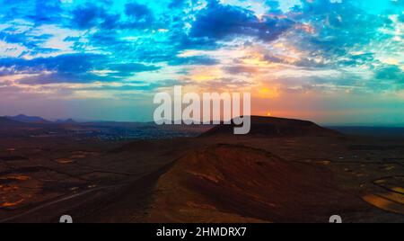 Dramatischer Sonnenuntergang über dem Vulkan bei Lajares Fuerteventura Stockfoto