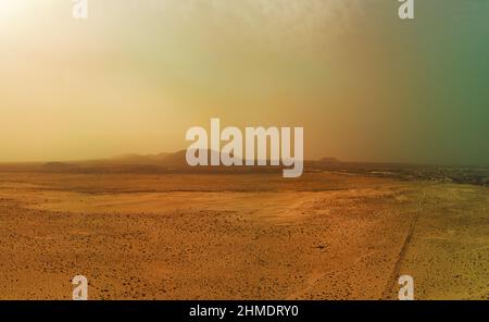 Der vom Calima-Sandsturm geschaffene Blick über den Parque Naturale Fuerteventura Stockfoto