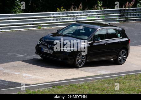 NÜRBURGRING , DEUTSCHLAND 19. August , 2020 der neue Volkswagen Golf 8 R wird unverhüllt auf der Nordschleife getestet Stockfoto