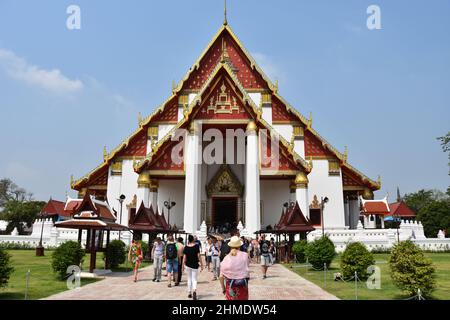 AYUTTHAYA, THAILAND, 21. März 2019, der Wihan Phra Mongkhon Bophit Tempel mit vielen Touristen Stockfoto