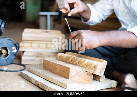 Nahaufnahme des Zimmermanns, der Holzdesign mithilfe von Schreinerei-Werkzeugen am Arbeitsplatz macht - Konzept der qualifizierten Beschäftigung, Kreativität, Kleinunternehmen und Stockfoto