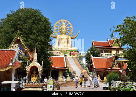 KO SAMUI, THAILAND, 28. März 2019, wenige Touristen auf dem Gebiet von ​​the Big Buddha in Ko Samui Stockfoto