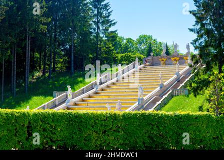 Peterhof, St. Petersburg, Russland - 07. Juni 2021: Brunnen Kaskade Goldener Berg mit Statuen von alten Göttern und Helden im Unteren Park von Peterh Stockfoto