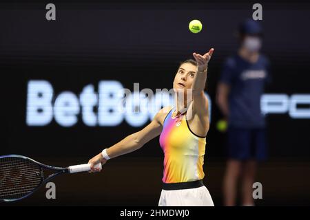 Sankt Petersburg, Russland. 09th. Februar 2022. Sorana Cirstea aus Rumänien spielt während des St.Petersburg Ladies Trophy 2022 Tennisturniers gegen Anet Kontaveit aus Estland. Endergebnis: (Sorana Cirstea 0-2 Anet Kontaveit). Kredit: SOPA Images Limited/Alamy Live Nachrichten Stockfoto