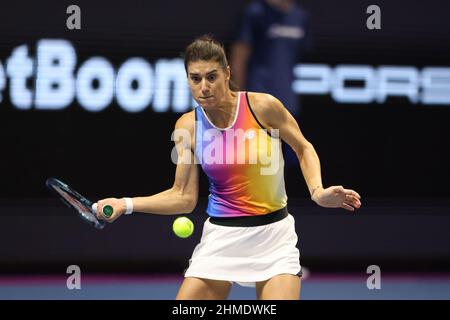 Sankt Petersburg, Russland. 09th. Februar 2022. Sorana Cirstea aus Rumänien spielt während des St.Petersburg Ladies Trophy 2022 Tennisturniers gegen Anet Kontaveit aus Estland. Endergebnis: (Sorana Cirstea 0-2 Anet Kontaveit). Kredit: SOPA Images Limited/Alamy Live Nachrichten Stockfoto