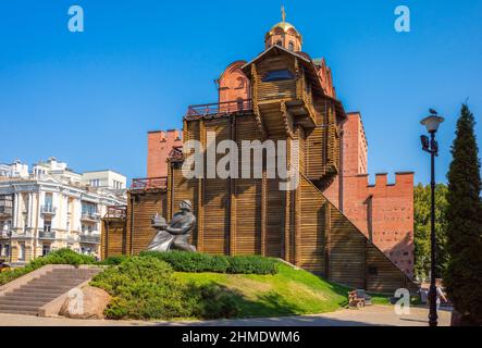 Fassade des Goldenen Tores mit dem Denkmal des Fürsten Jaroslaw. Es war das Haupttor im alten Kiew, der Hauptstadt der Kiewer Rus'. Berühmter touristischer Ort und t Stockfoto