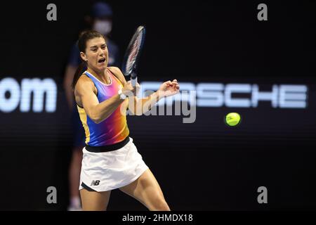 Sorana Cirstea aus Rumänien spielt während des St.Petersburg Ladies Trophy 2022 Tennisturniers gegen Anet Kontaveit aus Estland. Endergebnis: (Sorana Cirstea 0-2 Anet Kontaveit). (Foto von Maksim Konstantinov / SOPA Image/Sipa USA) Stockfoto