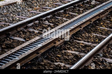 Zahnradbahn-Gleise aus Stahl, auf einem Kiesbett Stockfoto