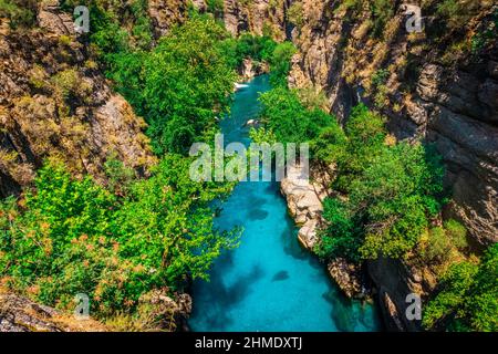 Atemberaubende Flusslandschaft vom Kopralu Canyon in Manavgat, Antalya, Türkei. Rafting-Tourismus. Koprucay Stockfoto