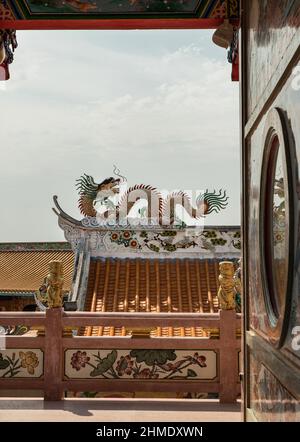 Chonburi, Thailand - 05 Feb 2022 : Dacharchitektur von chinesischen Stil Tempel und chinesischen Drachen Skulptur schmücken in Wihan Thep Sathit Phra Ki Ti Cha Stockfoto