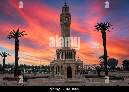 Izmir Uhrenturm am Konak Platz. Berühmter Ort. Farben für den Sonnenuntergang Stockfoto