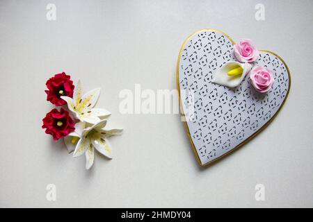 Herz-Ornament mit bunten Blumen aus Zucker, Draufsicht Stockfoto