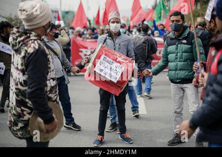 Bhaktapur, Bagmati, Nepal. 9th. Februar 2022. Demonstranten, die am Protest gegen den Millennium Challenge Corporation (MCC)-Pakt teilnehmen, spielen am Mittwoch ein Musikinstrument. (Bild: © Amit Machamasi/ZUMA Press Wire) Bild: ZUMA Press, Inc./Alamy Live News Stockfoto