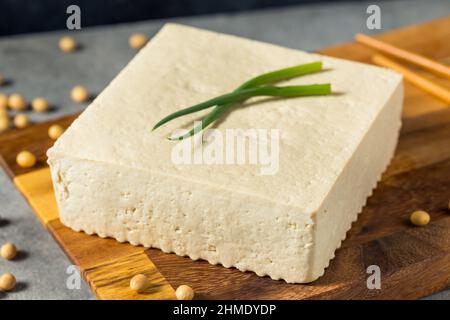 RAW White Organic Extra Firm Tofu mit Sojabohnen hergestellt Stockfoto