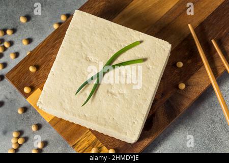 RAW White Organic Extra Firm Tofu mit Sojabohnen hergestellt Stockfoto