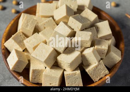 RAW White Organic Extra Firm Tofu mit Sojabohnen hergestellt Stockfoto